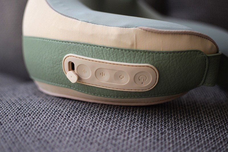 按摩热敷 舒适解疲 siaasoo象术颈椎按摩器