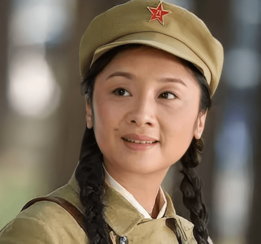 唐静在小红花艺术团的时候还完全是一个孩子,当时团里的小演员都是一