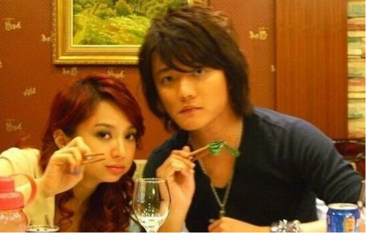 挤走主唱，替身被吐槽后又后悔，糊掉的飞儿乐队真该学学凤凰传奇