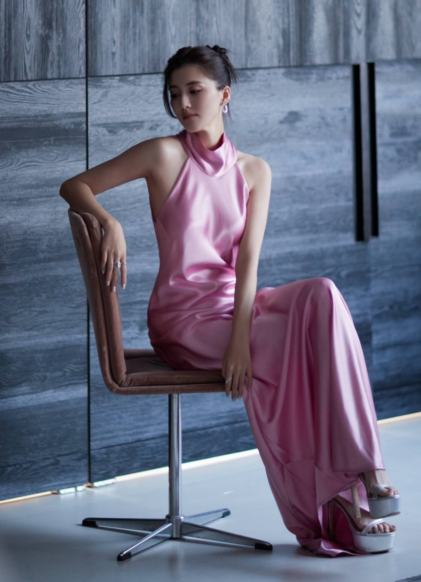 明星写真:吴千语粉色无袖挂脖连衣裙一字带高跟鞋,身材窈窕性感