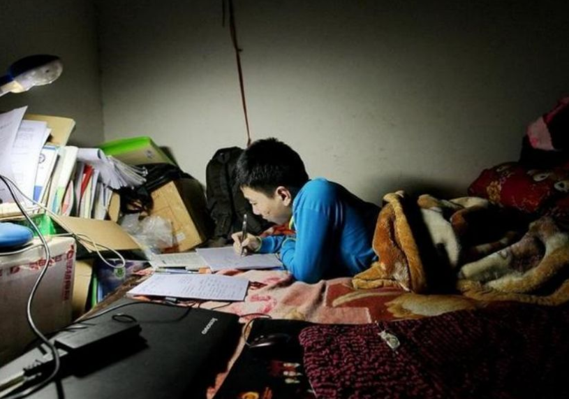 衡水学生亲身经历，讲述高中生22点睡觉将遇到的困难，看得人揪心