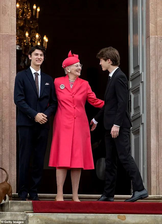 他似乎在表达不满(丹麦女王突然剥夺二儿子四个娃皇室称号，二儿子一家惊呆表示不爽)