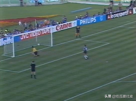 世界杯几张黄牌一个点球(1990年世界杯1/4决赛，巨星先后错失点球，戈耶切亚显神威)