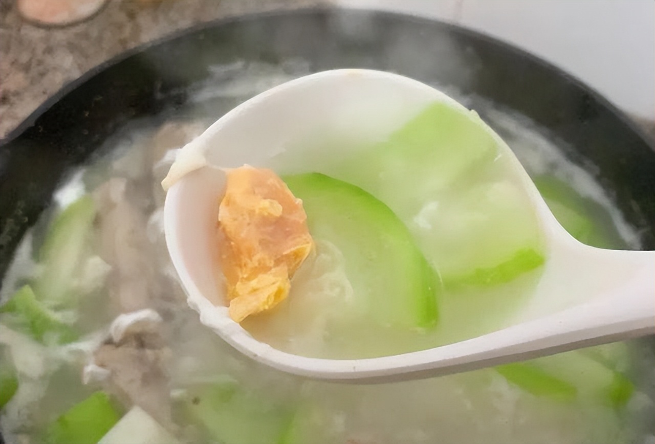 夏天出汗多，广东人都爱喝这汤！清淡鲜美又解暑，喝完全身都舒服
