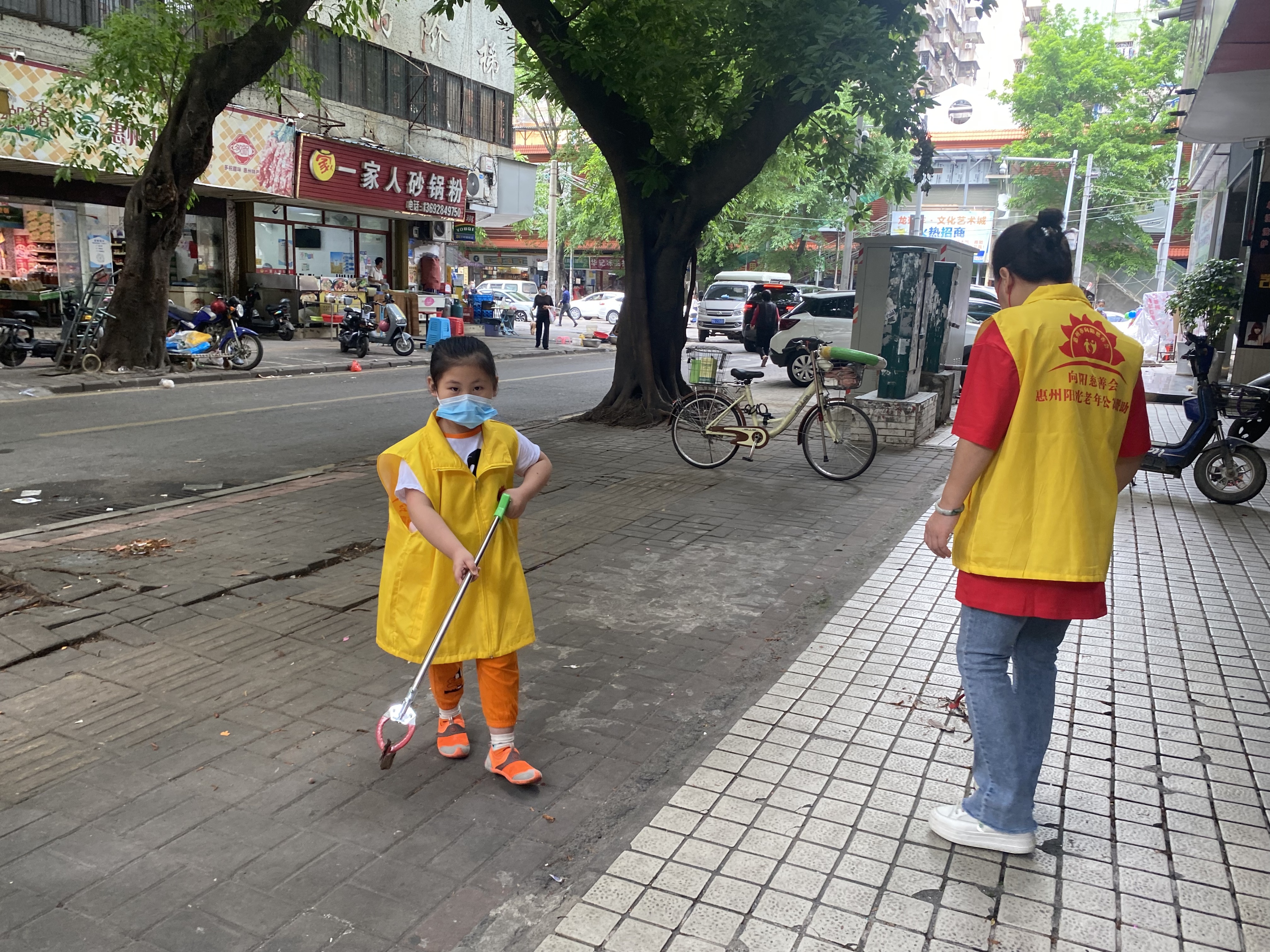 广东省惠州市向阳慈善会志愿者化身“保洁员”街头巷尾更清洁