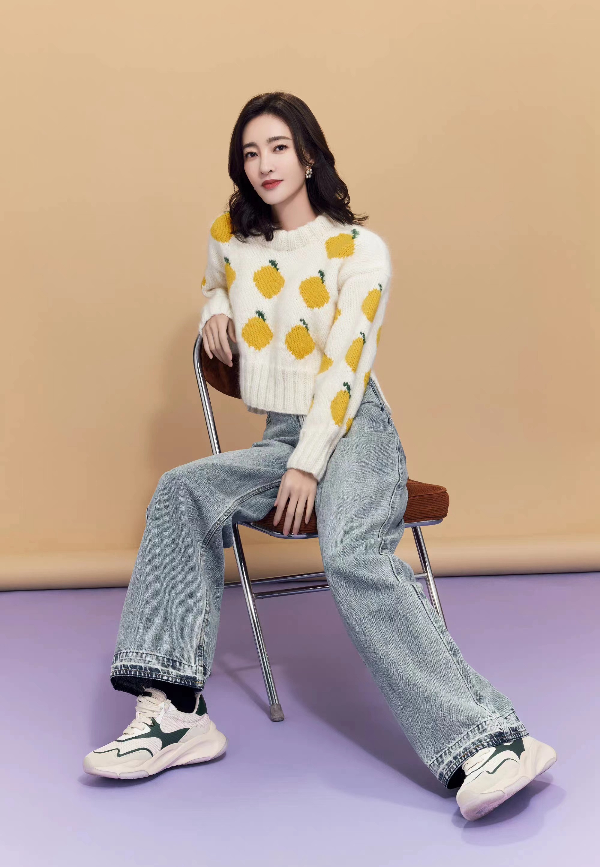 王丽坤小年晒美照,毛衣搭配牛仔阔腿裤,清新休闲又减龄!