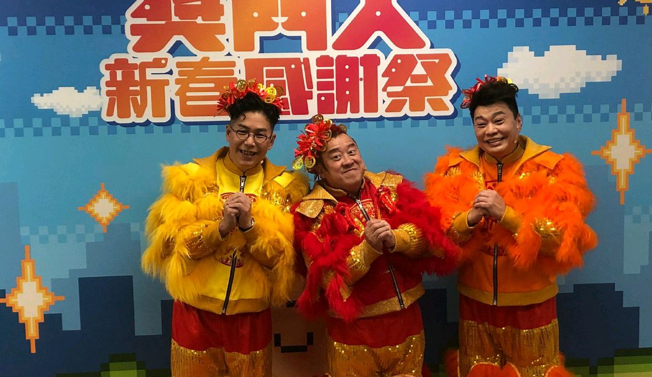 曾志伟力邀新旧元老预7月开播(69岁曾志伟穿醒狮服装主持《奖门人》，与何超莲同玩“坐波”游戏)