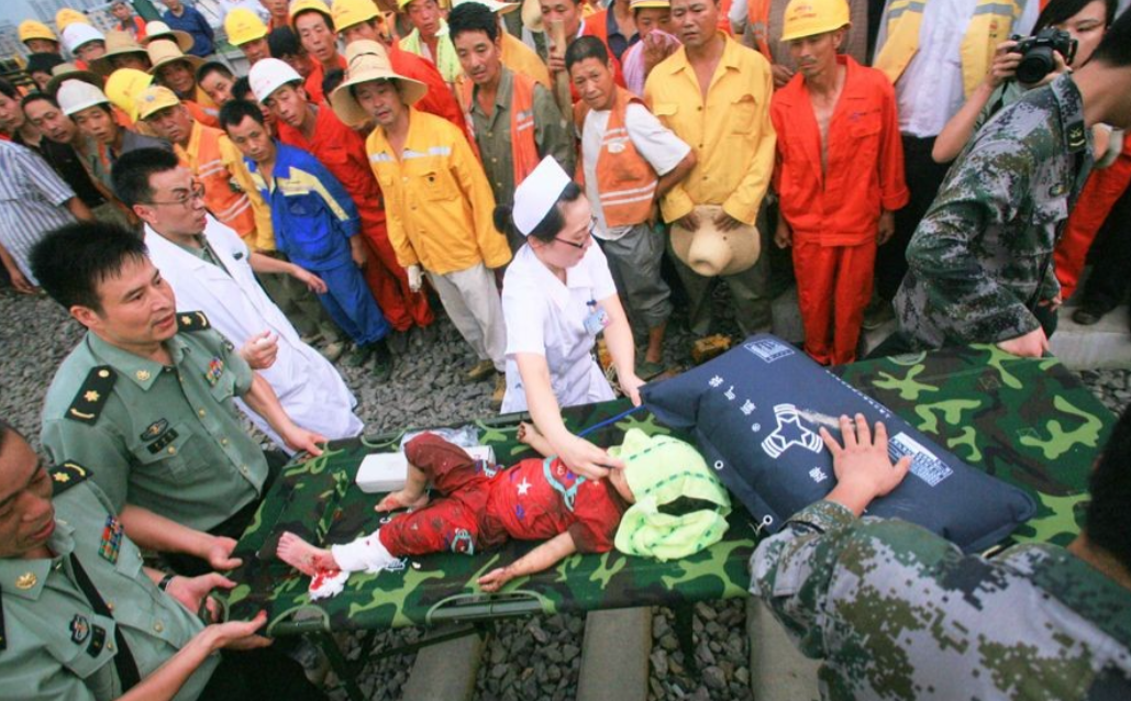 回看10年前温州动车事故，失去父母的小女孩幸存，叔叔当亲女儿养