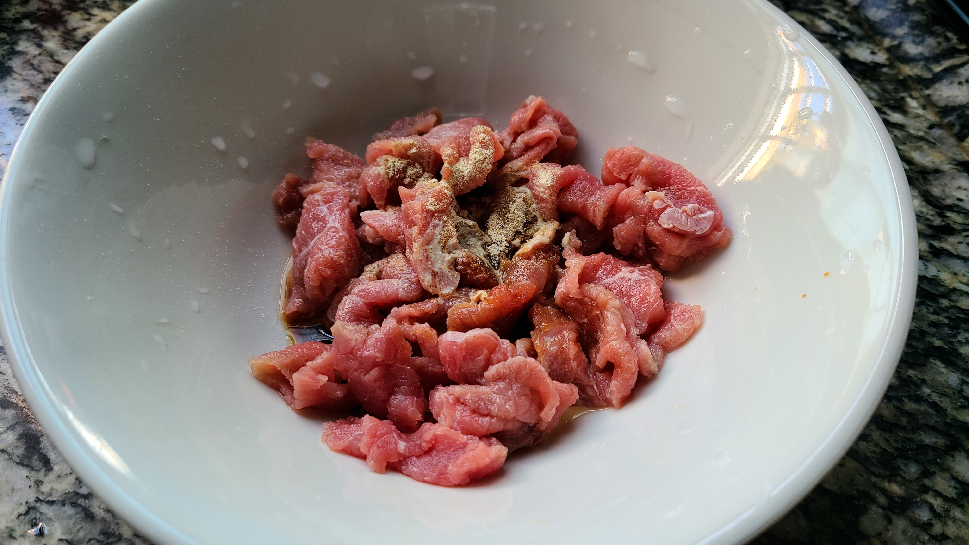 牛肉滑蛋，一道在广东出了名的美食，肉香嫩滑，做法还简单