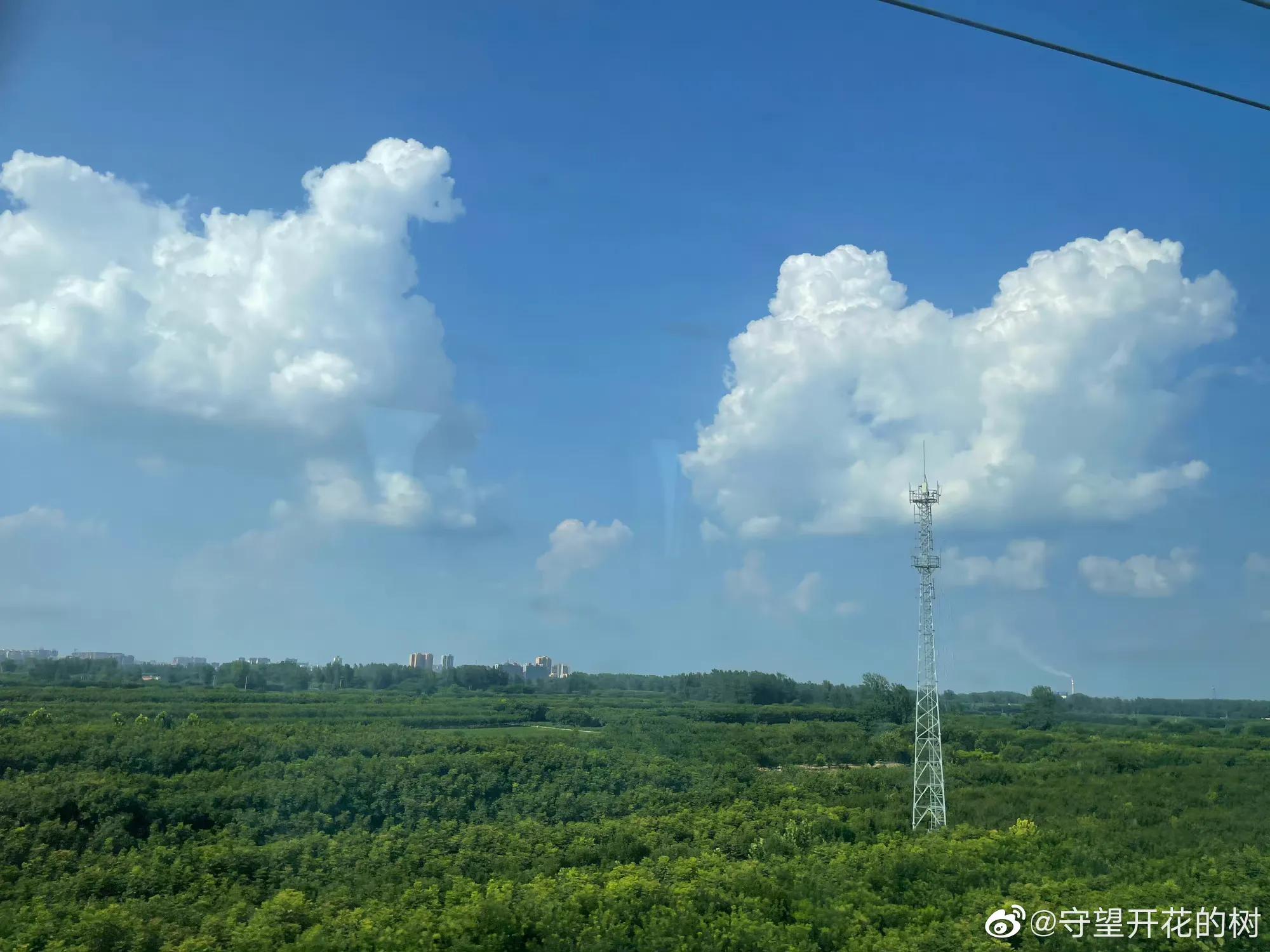 蓝蓝的天空飘着一朵朵白云比喻句「形容蓝天白云很美句子 」_爱阅读