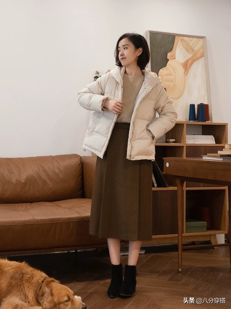 冬天的羽绒服没有时尚感吗？看看这些穿法，简洁大方。