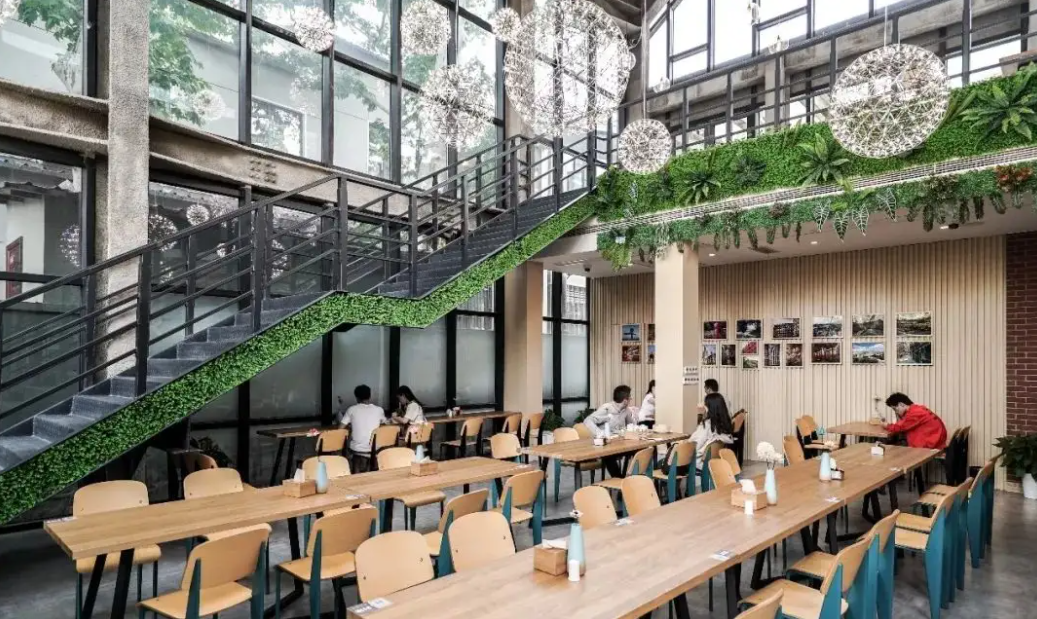 一所大学太“奢华”，校园堪比小县城，几十个食堂还有地铁站