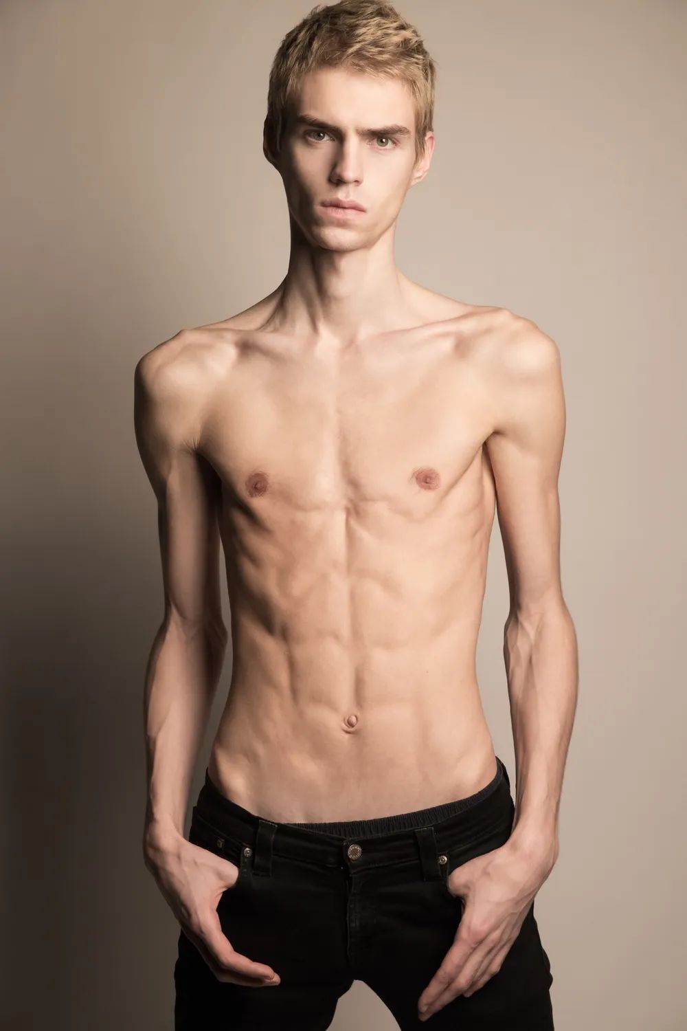 乌兹别克斯坦国家男子足（乌兹别克斯坦的男模特马克西姆·米特罗法诺夫）