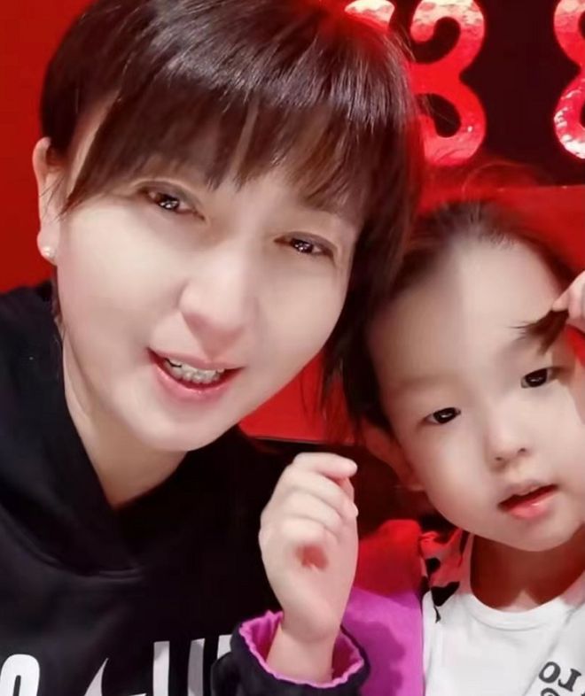 闫学晶:二婚嫁大10岁富商,不甘当后妈45岁生女,一家三口惹人羡