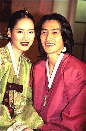 韩国足球明星安贞焕老婆（46岁安贞焕胖了不少！他的妻子李惠媛曾是韩国小姐，如今依旧美丽）