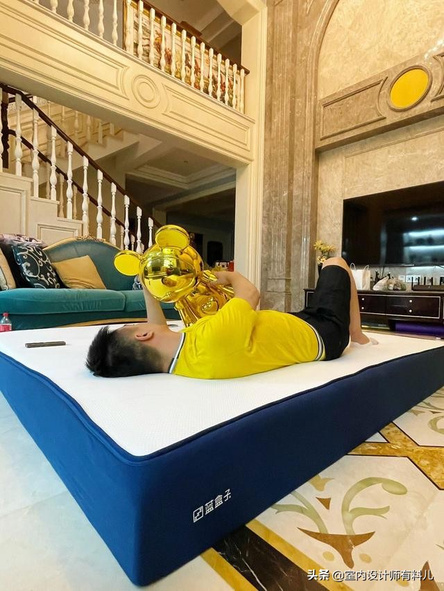 他家四层大别墅，500万豪华装修，客厅摆床、冰箱贴膜，处处踩坑