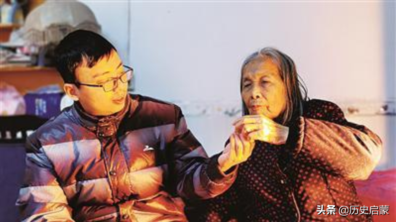 没有血缘关系的祖孙：阿婆抚养男孩29年，男孩照顾阿婆安享晚年