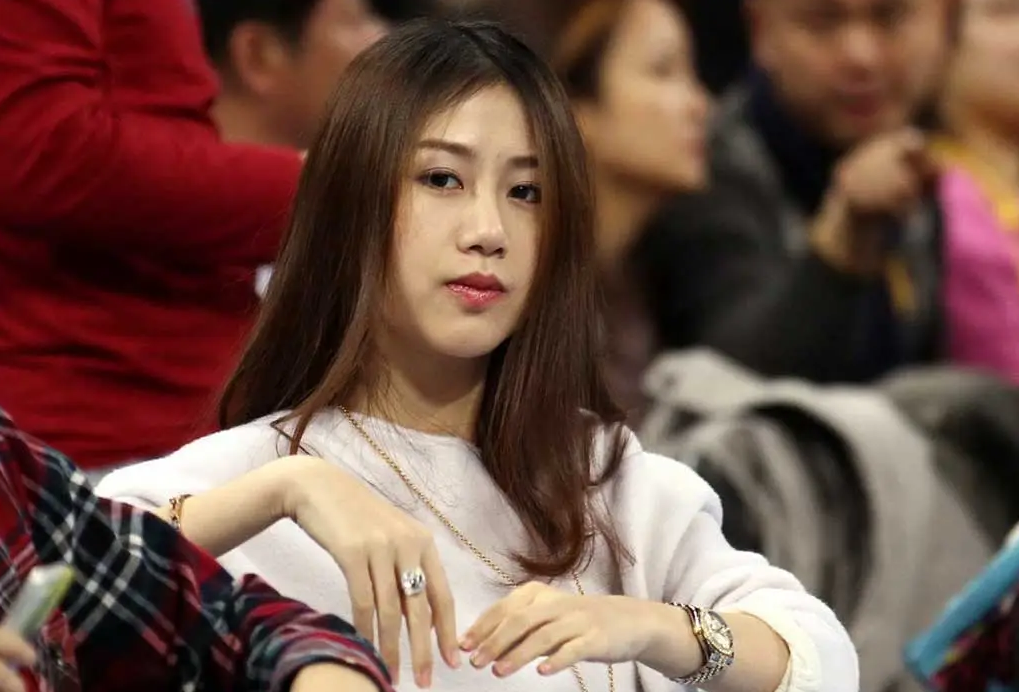 cba为什么喜欢穿短裙(cba"最美太太"近照!