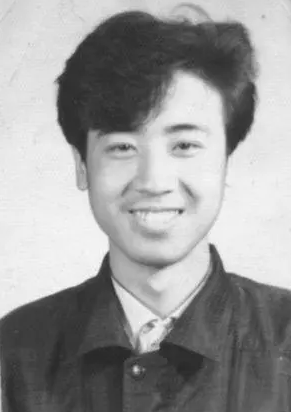 “大器晚成”于和伟：母亲反对他演戏，姐姐卖钢琴送他去戏剧学院