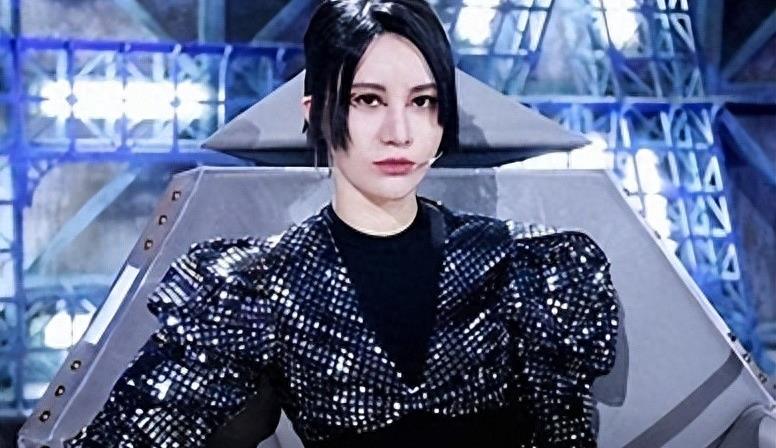 曾是超女冠军,却因整容失败像“怪物”,全身只剩下眼珠是自己的