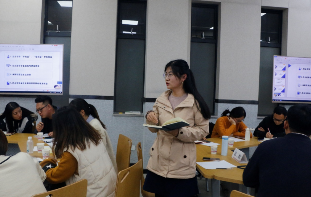 为啥博士生都抢着当大学辅导员？看完工资条之后，我明白了