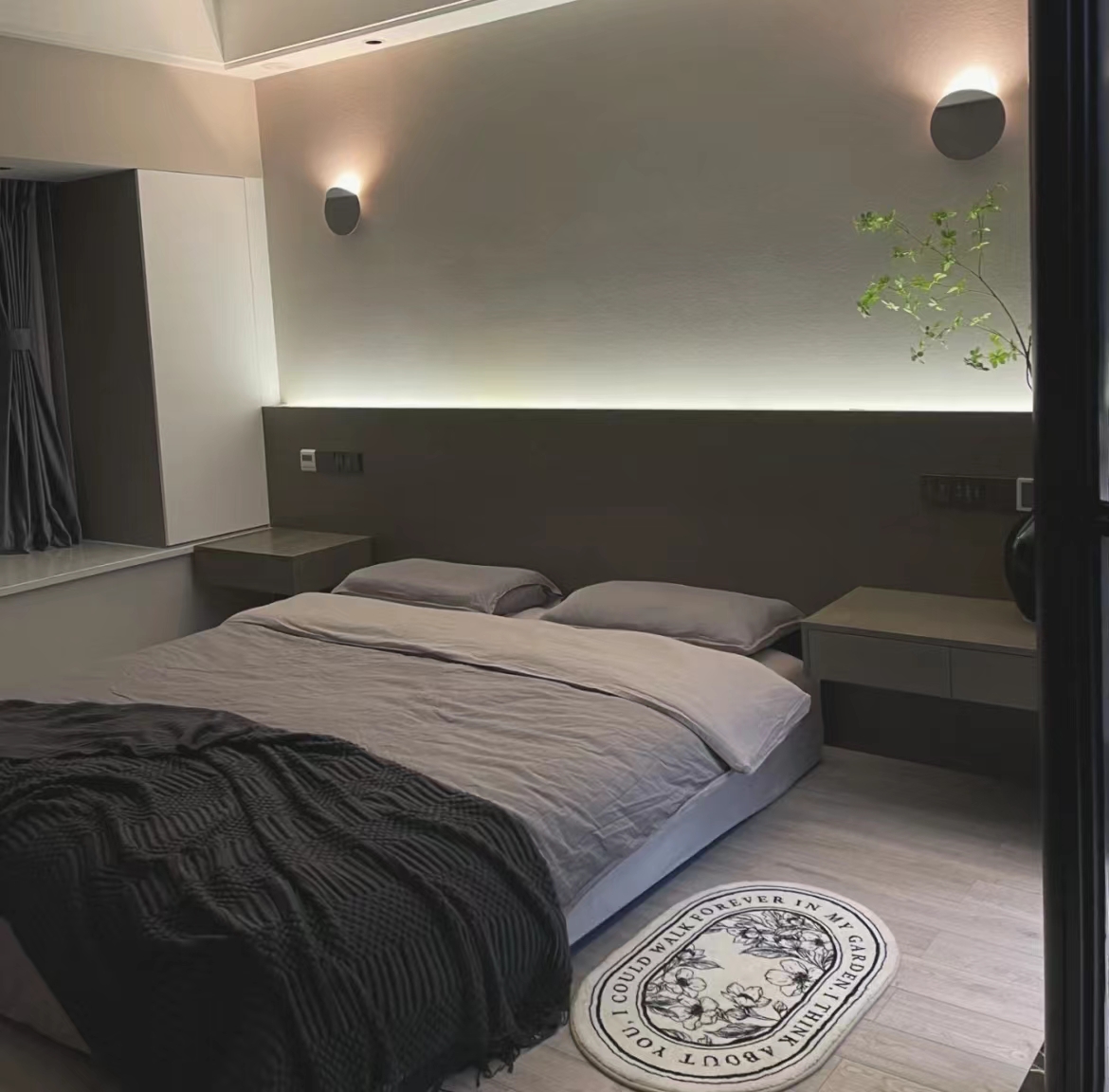 看看我家“廉价版”的卧室装修，功能一个不差，钱却没花多少