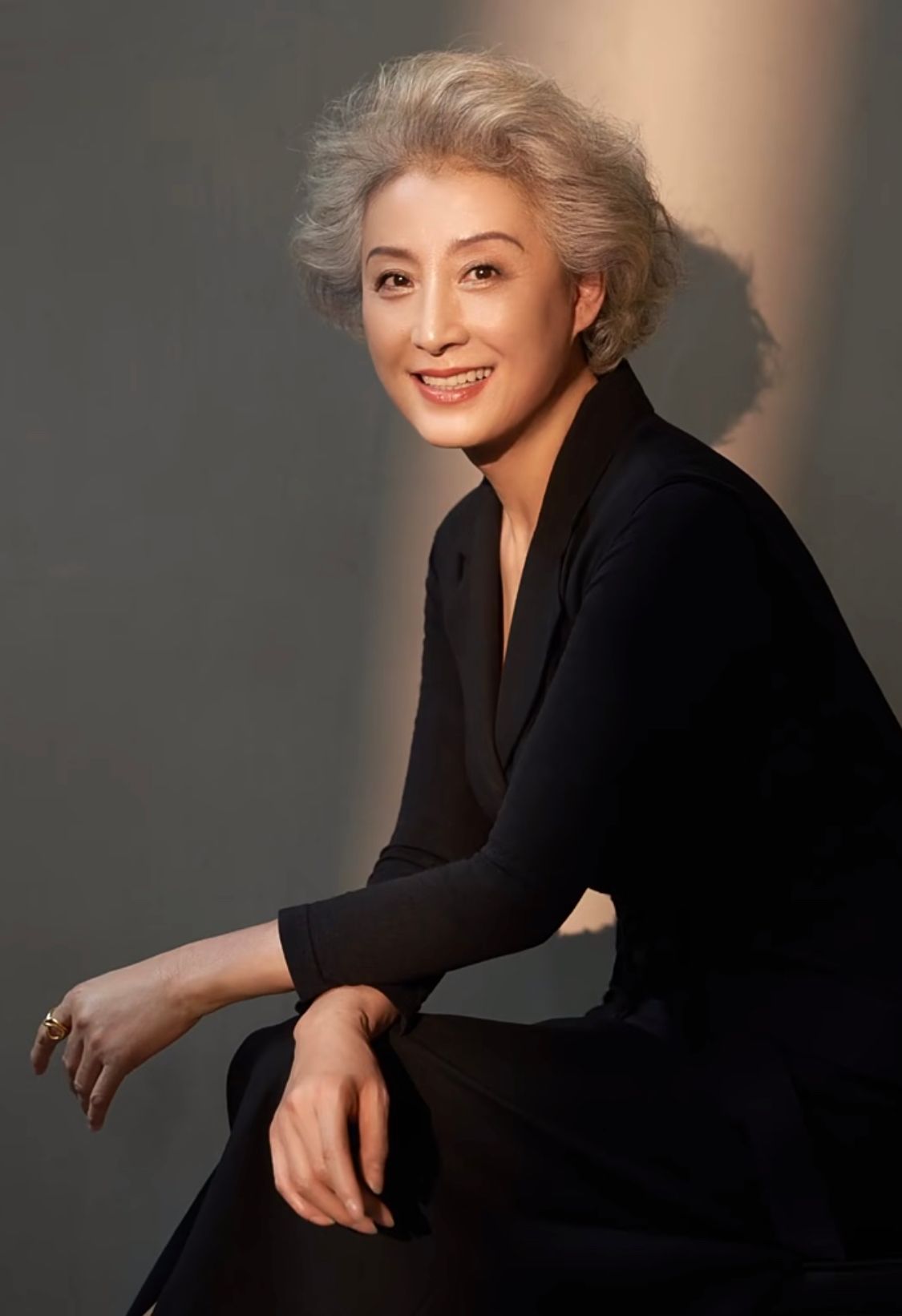 这是我见过最体面的65岁奶奶:白发微卷,仪态端庄,真正优雅老去