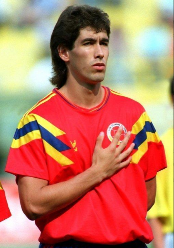 世界杯哥伦比亚上届（94年世界杯上，哥伦比亚球员将球踢进自家球门，回国后被乱枪打死）-趣拿体育