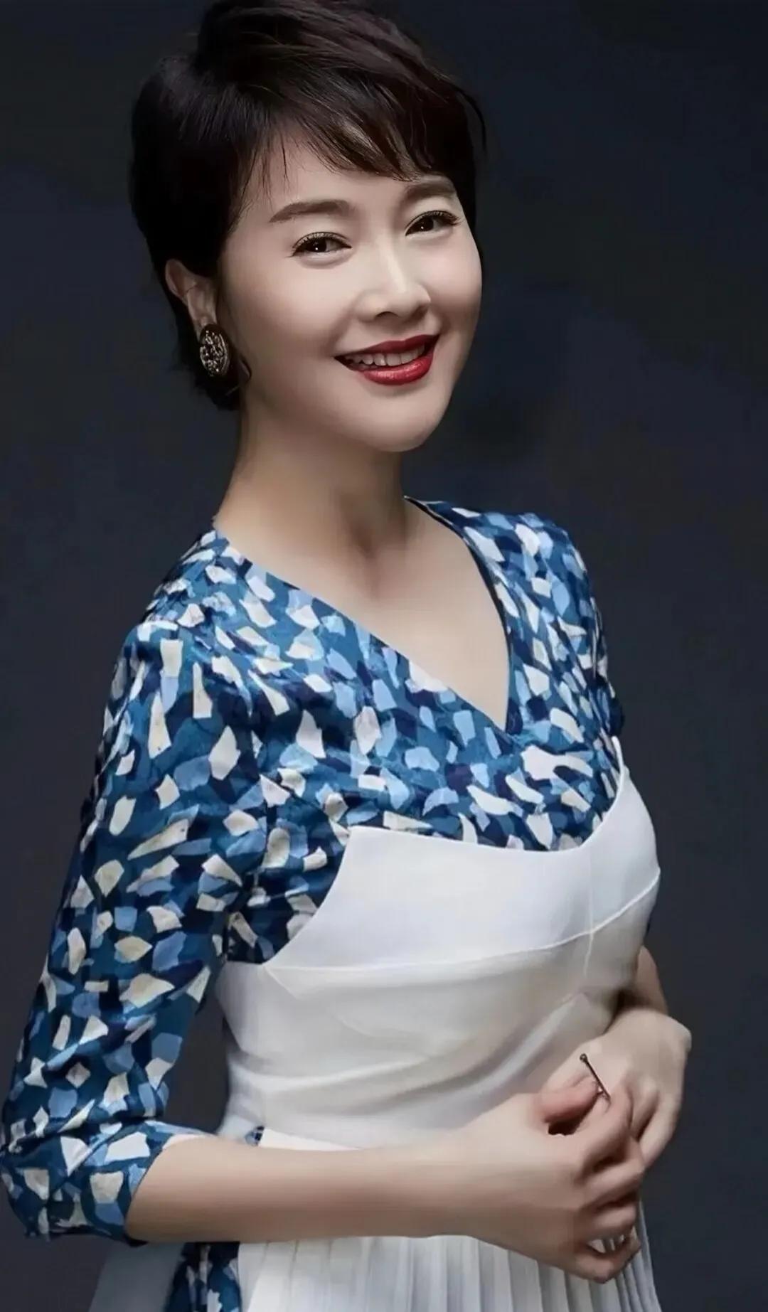 左小青腰肢柔软保养有道，美出高级感