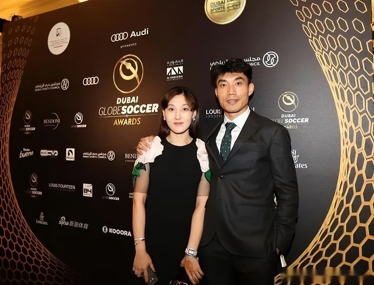 郑智妻子邵娜生日("双冠王"郑智年薪1900万,娶小7岁娇妻,2022年正式退