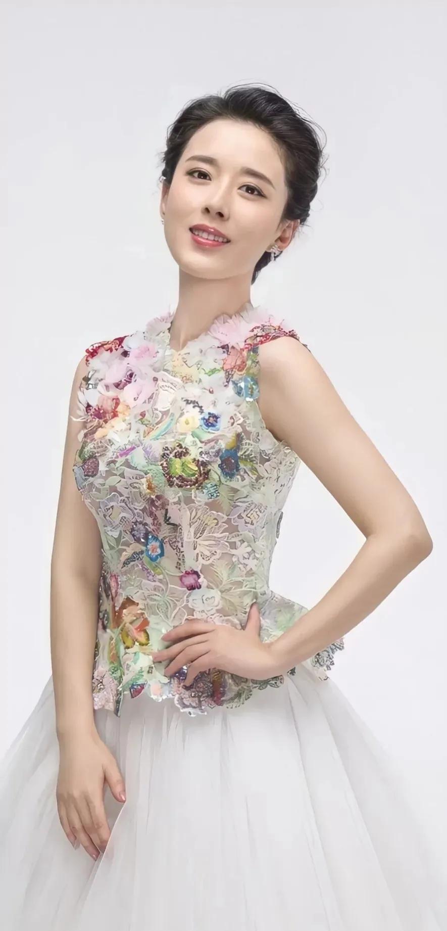 颜丹晨温柔对自己，打败时间，时尚又有女人味的美图合集