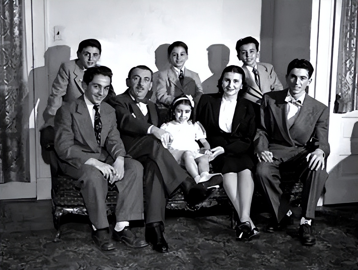佩洛西年轻照片(1961年，21岁的佩洛西和肯尼迪总统合影一脸羞涩，她的家族不简单)