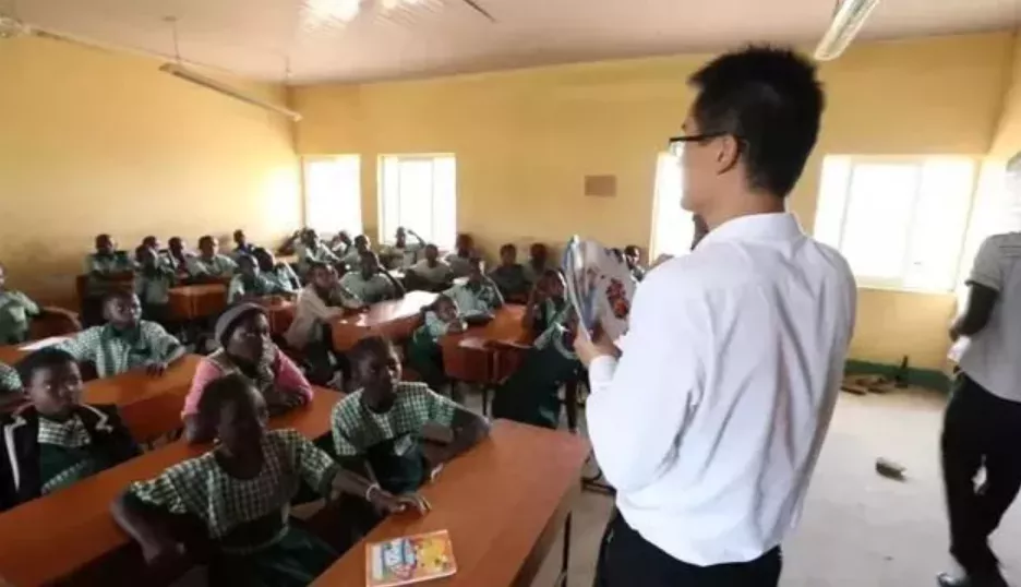 3年前,80后河南小伙在非洲当上酋长土皇亲自册封,允许妻妾成群