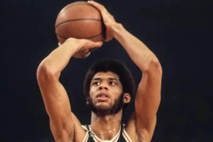 nba哪些球星最厉害(美媒列出了史上最伟大的20名球员，以及他们的总决赛战绩和数据)