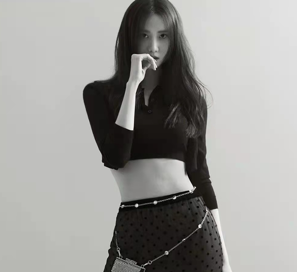 林允儿新时尚大片曝光!大胆穿露脐装秀平坦小腹,清纯女神变魅惑