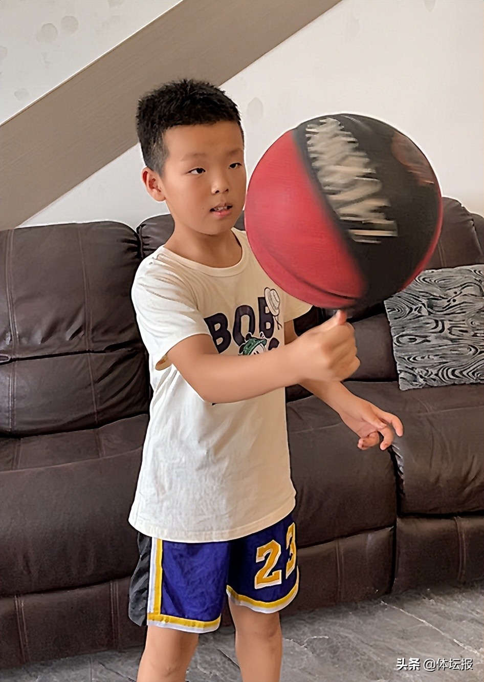 nba篮球小孩训练(9岁男孩板凳运球获百万点赞！未来想成为职业球员)