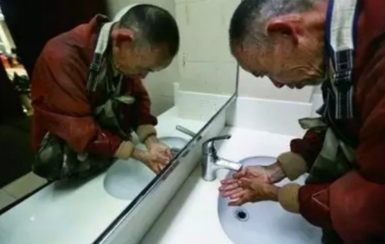 6年前，杭州拾荒老人意外身亡，只留下厚厚一叠泛黄的纸张