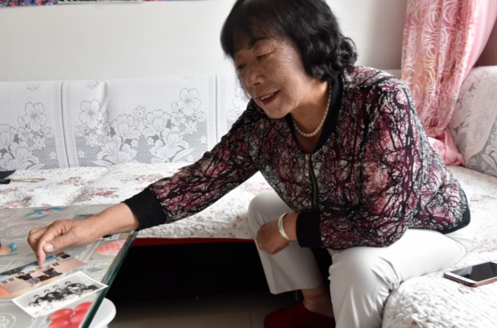 1982年，内蒙女教师花20元给学生买鞋，25年后，学生送房报答恩师