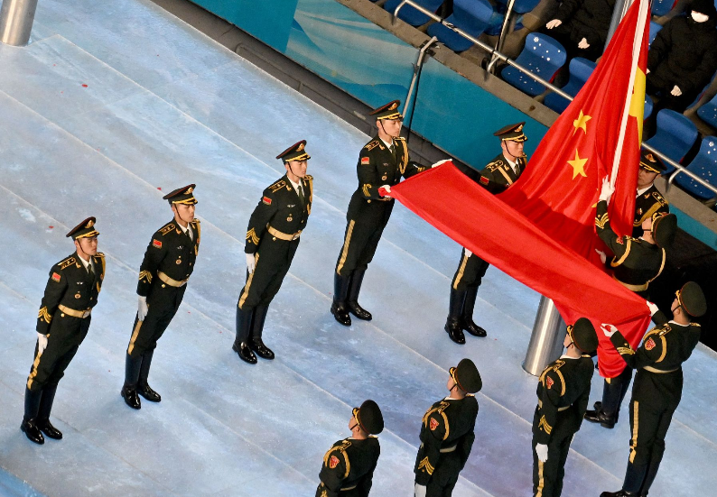 太美了吧！北京冬季奥运会开幕式：冰脚带狮子舞队登场，会场悬挂国旗。