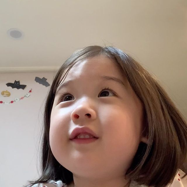 火遍全网的表情包小女孩!凭可爱萌翻所有人:骗我生女儿