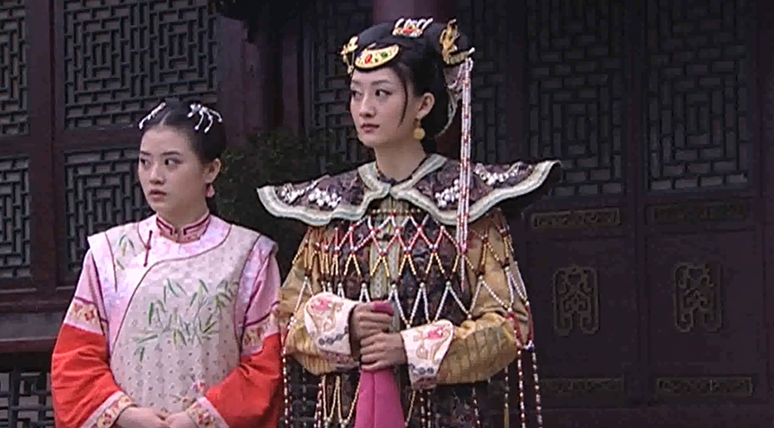 王爷的妾室为了争宠，在饭桌上干呕起来，谎称自己怀孕了，国产片