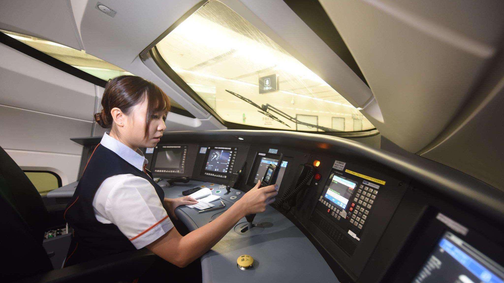 高铁司机月薪有多高？为何每天只要工作4小时？看完你心动了吗？