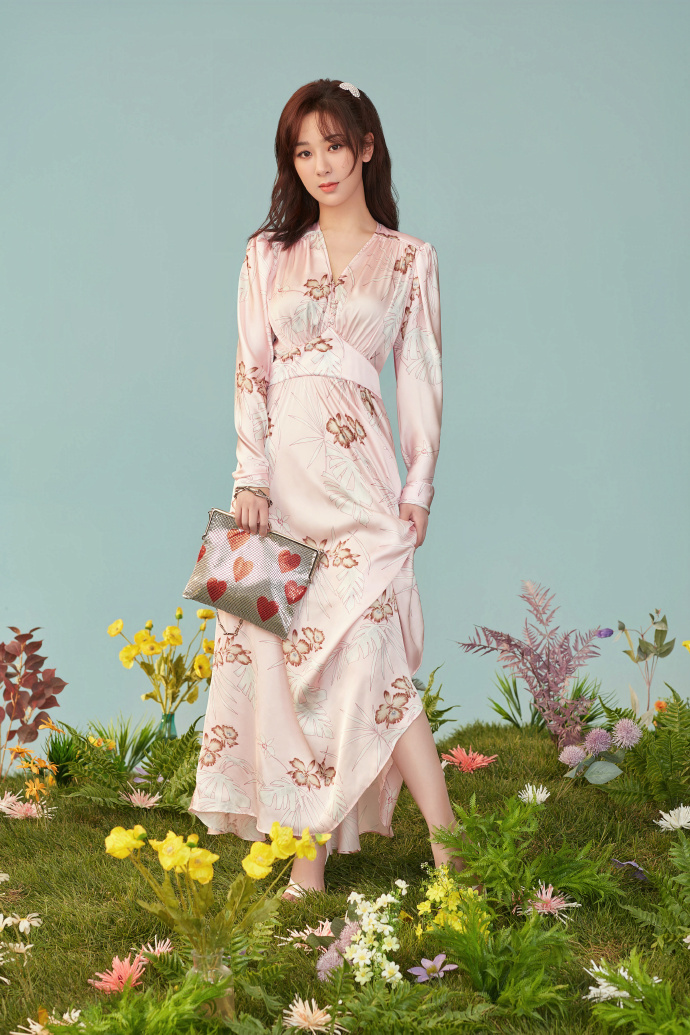 杨紫穿长裙展示夏日丽人