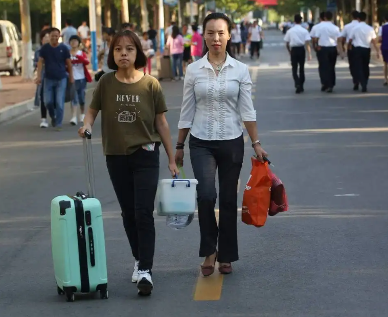 大学生每月生活费等级表，第一级堪比荒野求生，确定是亲生的？