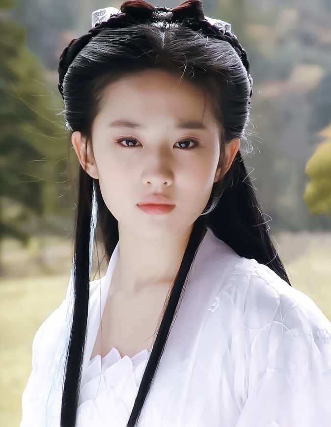 刘亦菲《玫瑰故事》黄衣路透明艳,14-34岁颜值变化,不愧是天仙