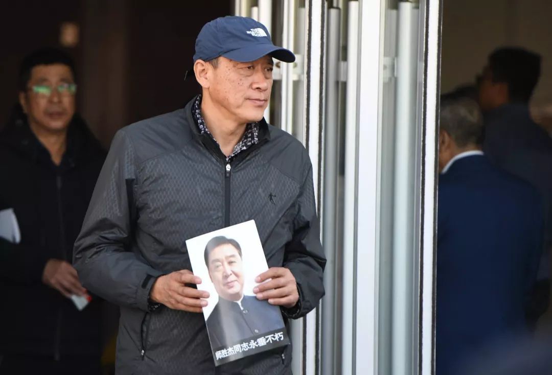 师胜杰病逝5年,女儿定居美国,遗孀宋艳的选择令人泪目