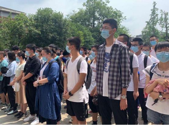 为什么高考要用“2B铅笔”涂卡？看到电脑阅卷的样子，就明白了