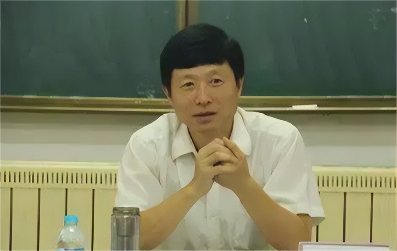 2014年艾跃进确诊胃癌，胃部被切掉4分之1，仍不愿意离开讲台