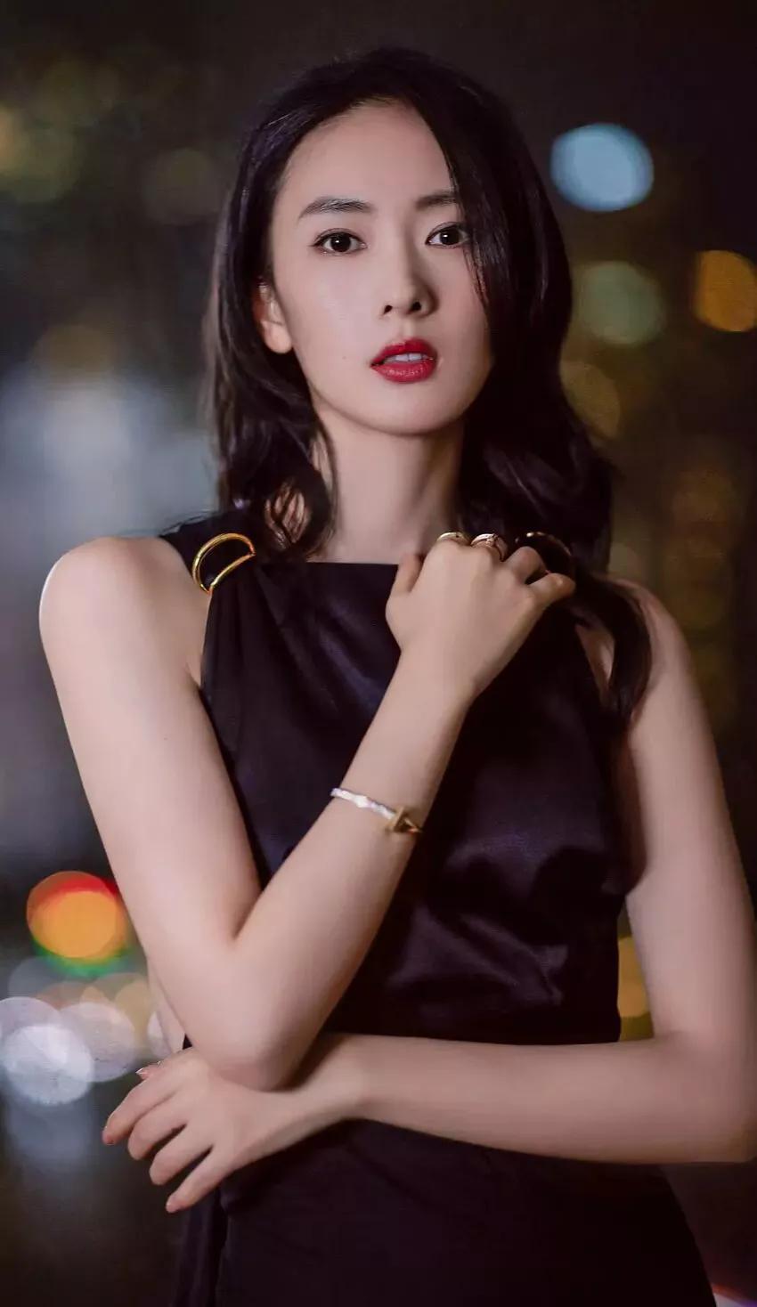 明星俏佳人：从被夸到被打,从被孤立到视后,童瑶的逆袭之路太艰难