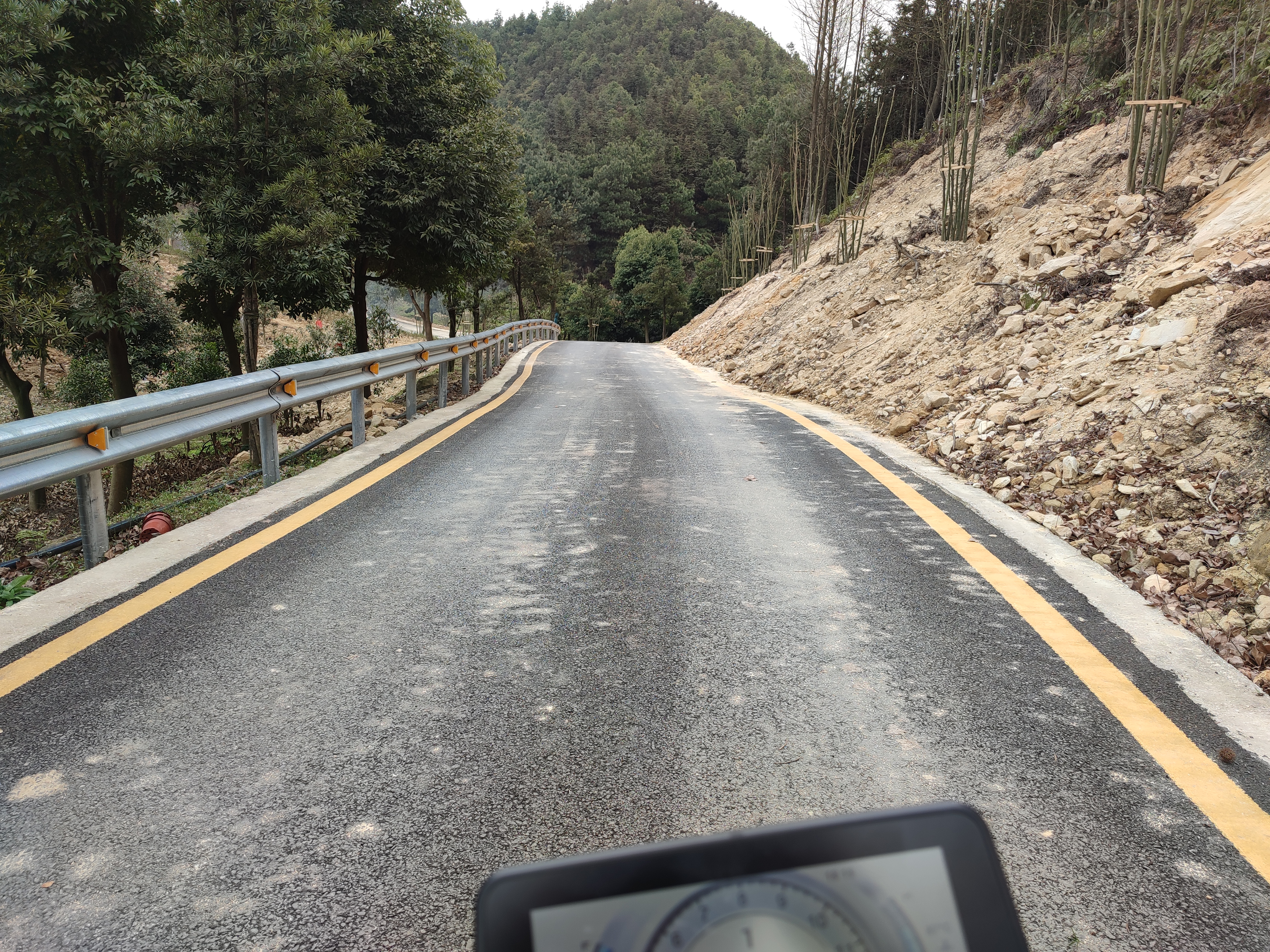 怎么感觉骑摩托车跑个80km/h就已经很快了，但汽车却没有这种表现